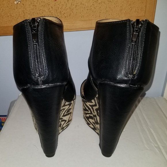 Printed Wedge Sandals - Picture 3 of 6